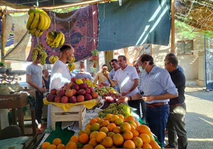 رئيس مدينة الأقصر ووكيل التموين يتفقدان معارض بيع مستلزمات عيد الأضحى (3)