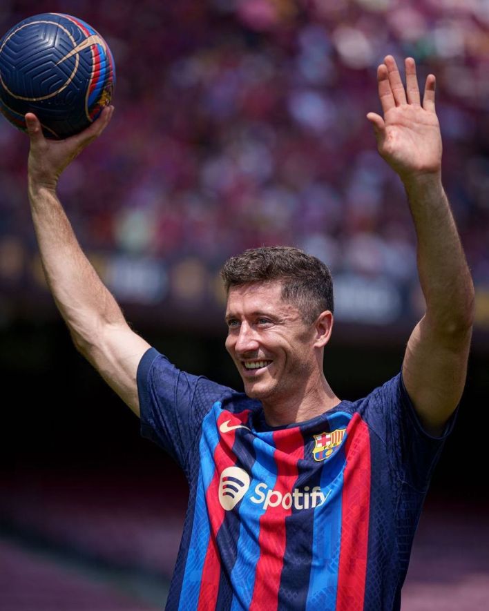 برشلونة يقدم ليفاندوفسكى لجماهيره برشلونة يقدم ليفاندوفسكى لجماهيره